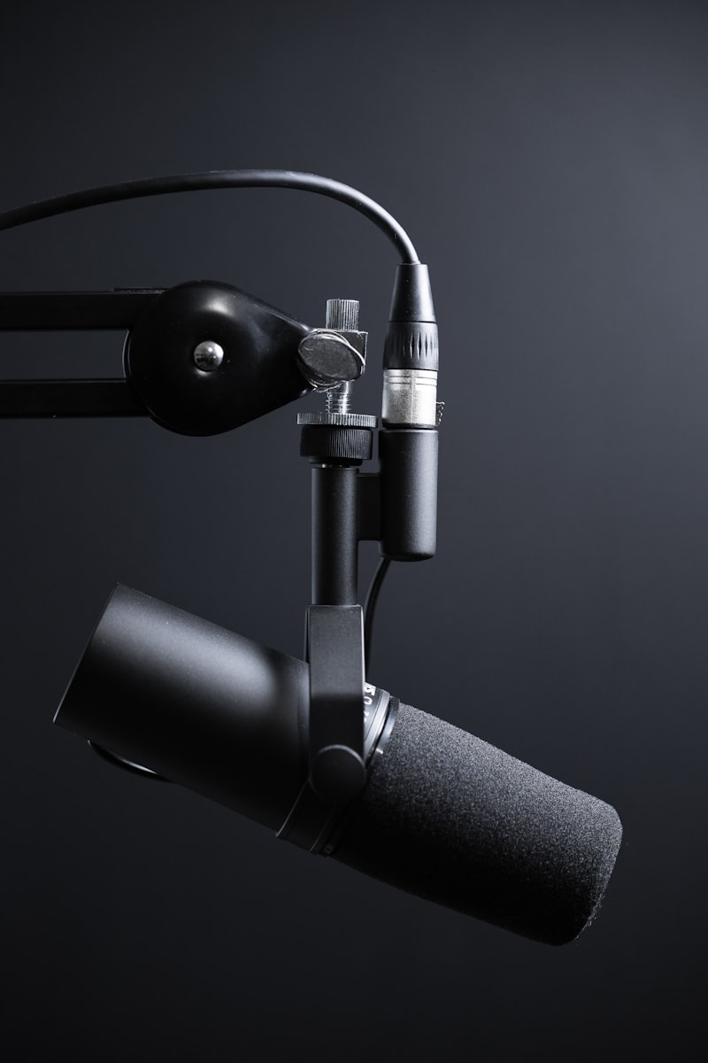 Mischpult und Bildschirm für Podcastaufnahmen im Tonstudio